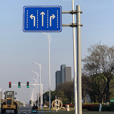 خرید Q235B Steel Road Signal Post Wind Resistant 3-20M Mounting Height online manufacture